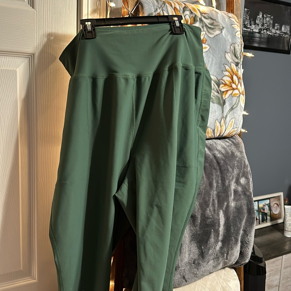 Old Navy Women’s Legging Dry-Go